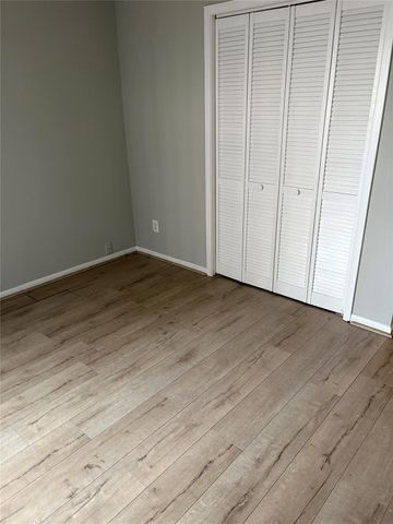 3055 SW Walnut Bend Lane 13, Houston, TX 77042