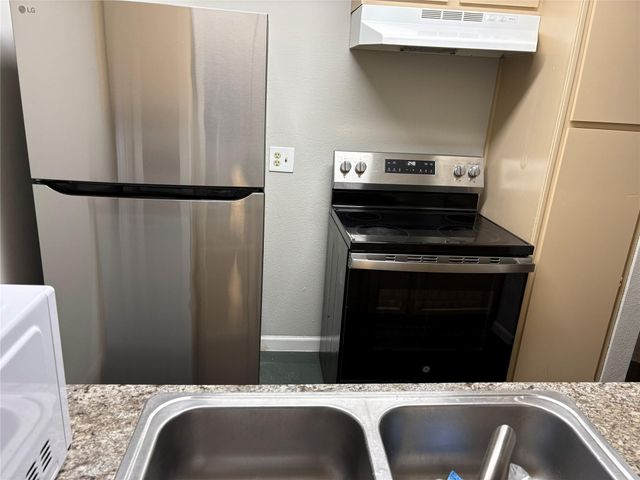 3055 SW Walnut Bend Lane 13, Houston, TX 77042