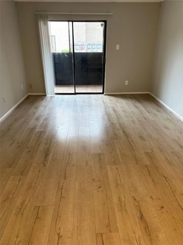 3055 SW Walnut Bend Lane 13, Houston, TX 77042