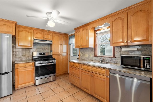 75 Pilgrim Ave, Wareham, MA 02571