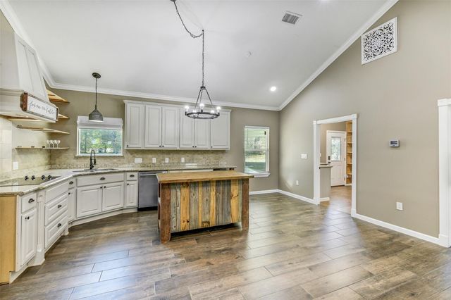 212 County Road 2202, Cleveland, TX 77327