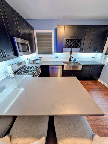 6005 W Waveland Avenue, Chicago, IL 60634