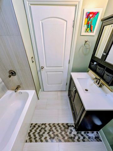 6005 W Waveland Avenue, Chicago, IL 60634