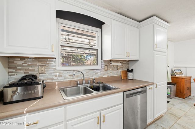 8705 Shepherds Ct, Louisville, KY 40291