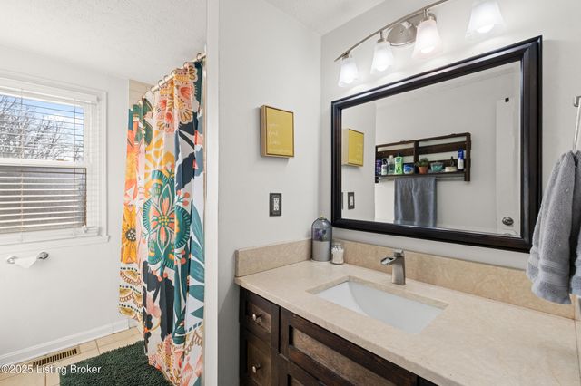 8705 Shepherds Ct, Louisville, KY 40291