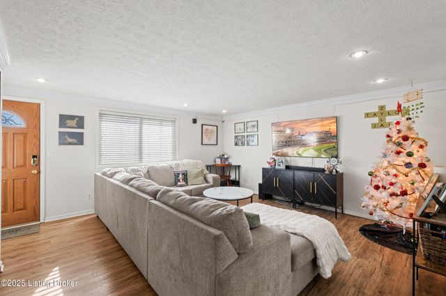 8705 Shepherds Ct, Louisville, KY 40291