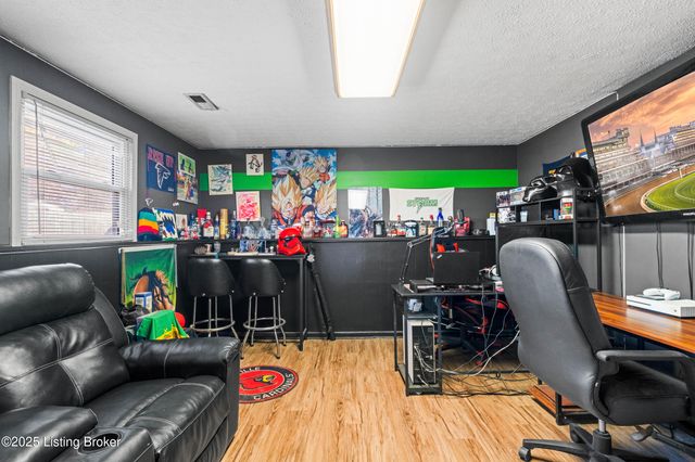 8705 Shepherds Ct, Louisville, KY 40291