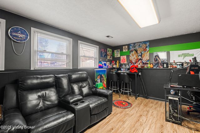 8705 Shepherds Ct, Louisville, KY 40291