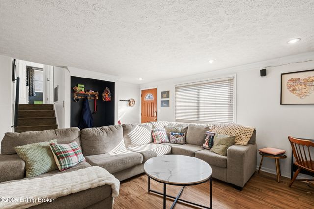 8705 Shepherds Ct, Louisville, KY 40291