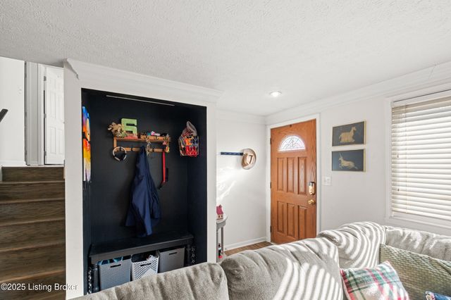 8705 Shepherds Ct, Louisville, KY 40291