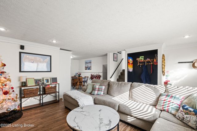 8705 Shepherds Ct, Louisville, KY 40291