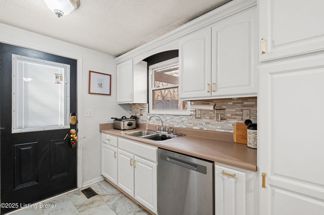 8705 Shepherds Ct, Louisville, KY 40291