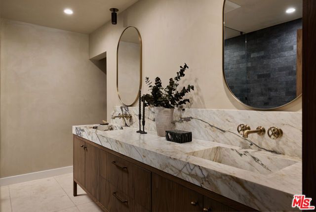 6255 Del Valle Drive, Los Angeles, CA 90048