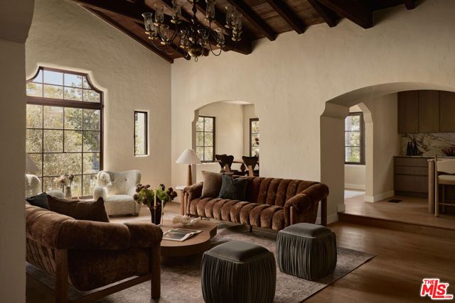 6255 Del Valle Drive, Los Angeles, CA 90048