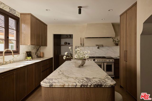 6255 Del Valle Drive, Los Angeles, CA 90048