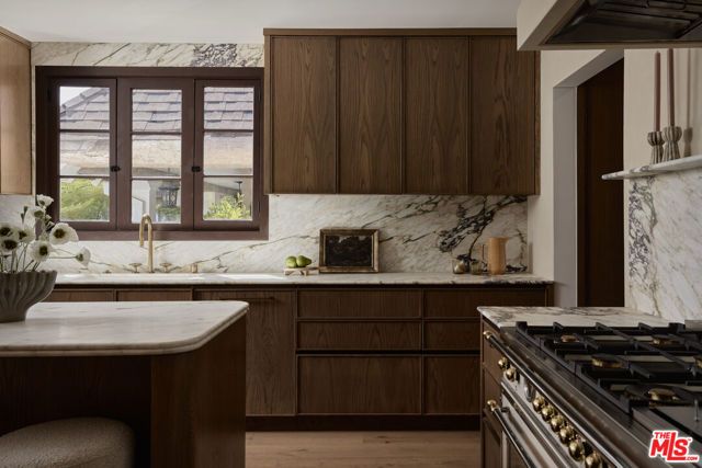 6255 Del Valle Drive, Los Angeles, CA 90048