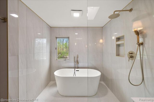 2189 Colony Club Court, West Bloomfield, MI 48322