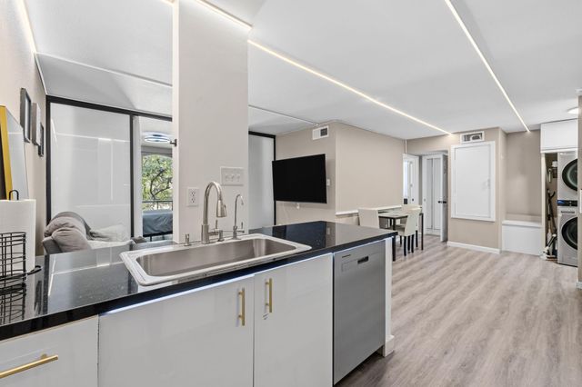 4641 Wild Indigo Street 433, Houston, TX 77027