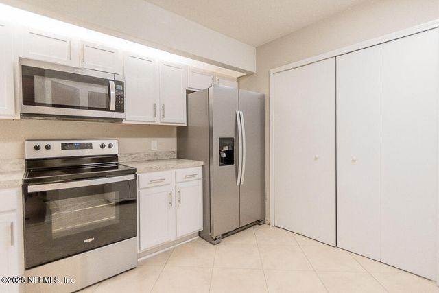 11060 WANDERING OAKS Drive, Jacksonville, FL 32257