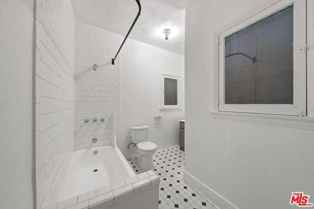 3209 Descanso Drive 35, Los Angeles, CA 90026