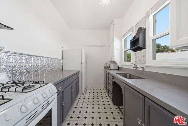 3209 Descanso Drive 35, Los Angeles, CA 90026