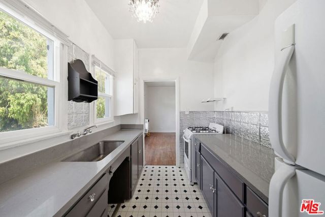 3209 Descanso Drive 35, Los Angeles, CA 90026