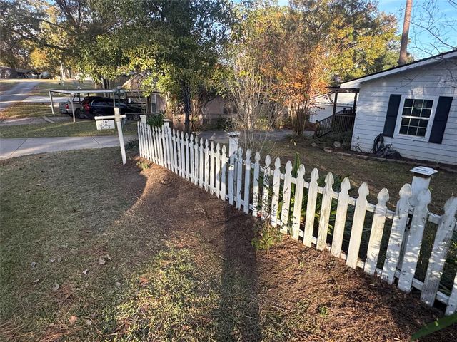 210 Willow Bend, Onalaska, TX 77360