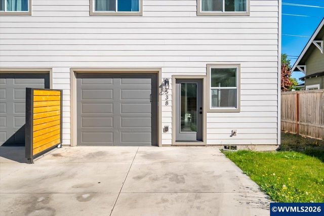 538 S 7th St, Independence, OR 97351
