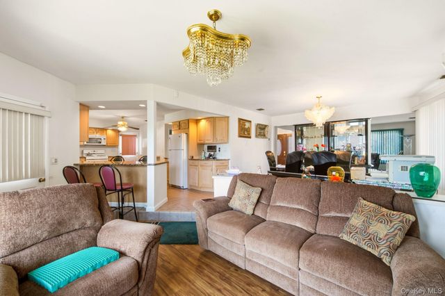 212 Shore Road, Lindenhurst, NY 11757
