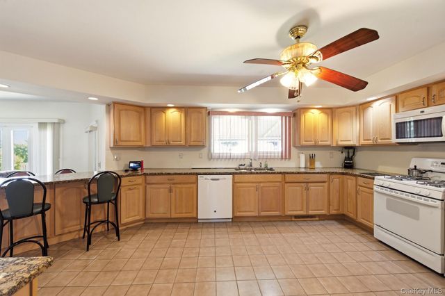 212 Shore Road, Lindenhurst, NY 11757