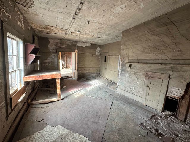 33 Pleasant Street, Littleton, NH 03561