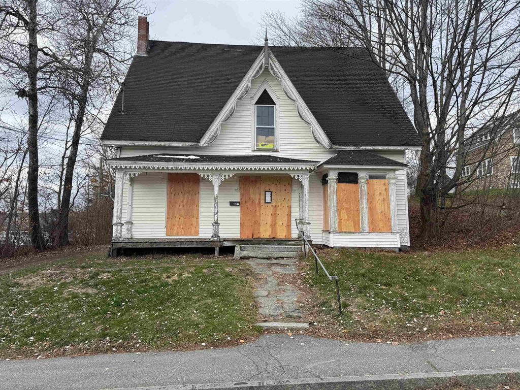 33 Pleasant Street, Littleton, NH 03561