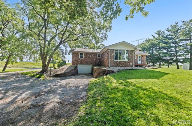 2101 S Spur 127, Greenville, IL 62246