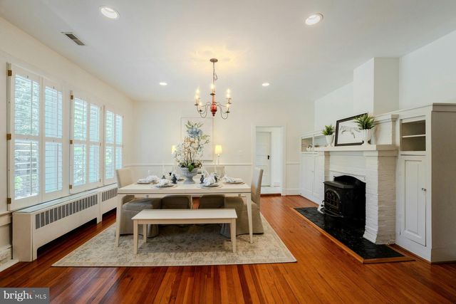 208 EDWARDS FERRY RD NE, Leesburg, VA 20176