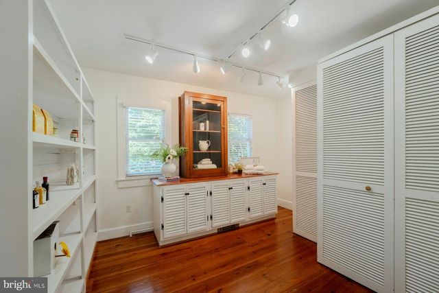208 EDWARDS FERRY RD NE, Leesburg, VA 20176