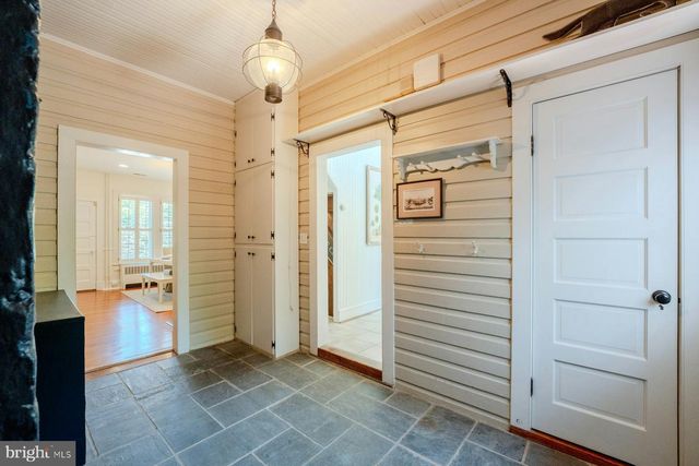 208 EDWARDS FERRY RD NE, Leesburg, VA 20176