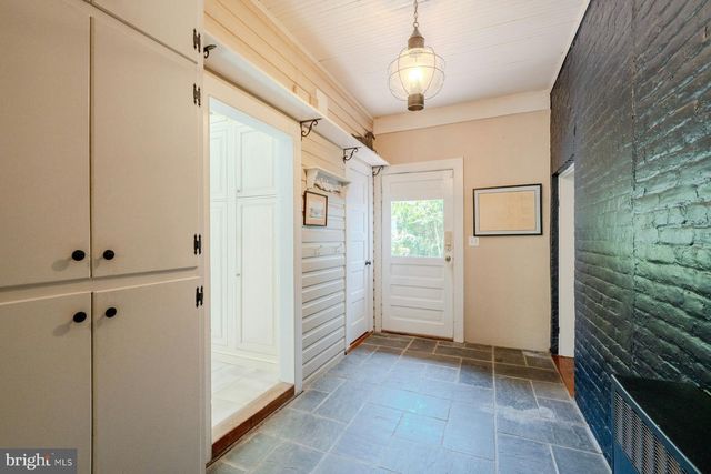 208 EDWARDS FERRY RD NE, Leesburg, VA 20176