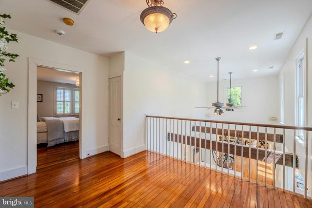 208 EDWARDS FERRY RD NE, Leesburg, VA 20176