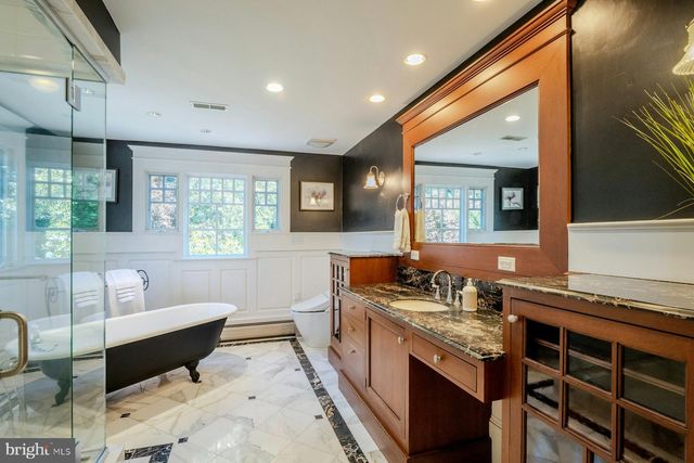 208 EDWARDS FERRY RD NE, Leesburg, VA 20176