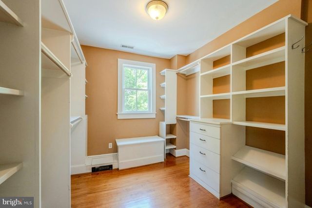 208 EDWARDS FERRY RD NE, Leesburg, VA 20176