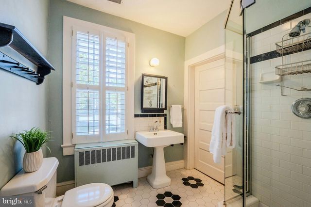 208 EDWARDS FERRY RD NE, Leesburg, VA 20176