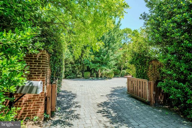 208 EDWARDS FERRY RD NE, Leesburg, VA 20176