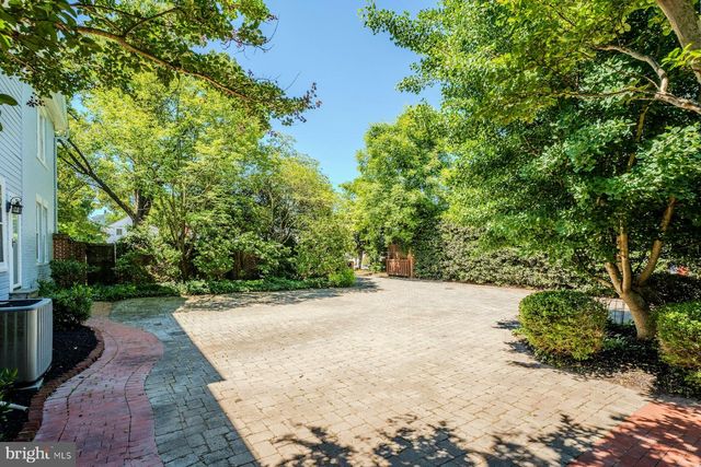 208 EDWARDS FERRY RD NE, Leesburg, VA 20176