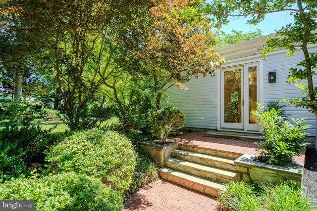 208 EDWARDS FERRY RD NE, Leesburg, VA 20176