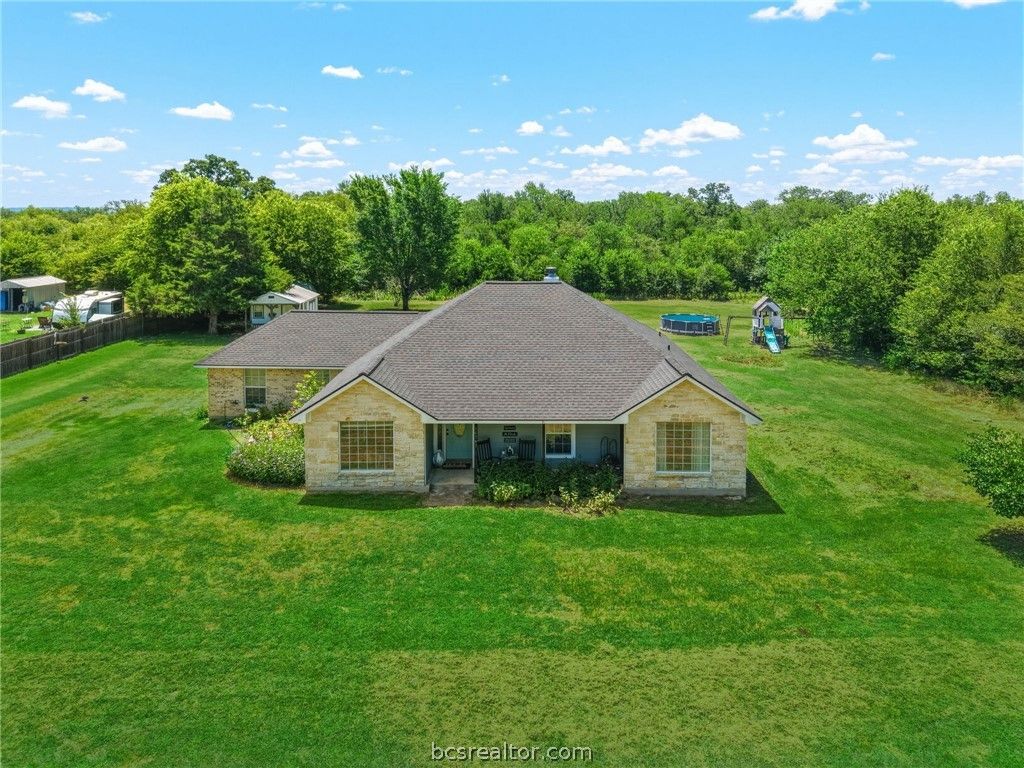 10747 Whispering Oaks Drive, Hearne, TX 77859 — exterior