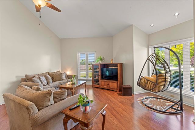 310 Greenwood Dr, North Strabane, PA 15317