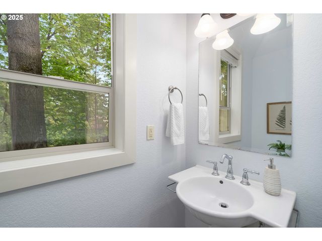 3017 Sw FAIRVIEW Blvd, Portland, OR 97205