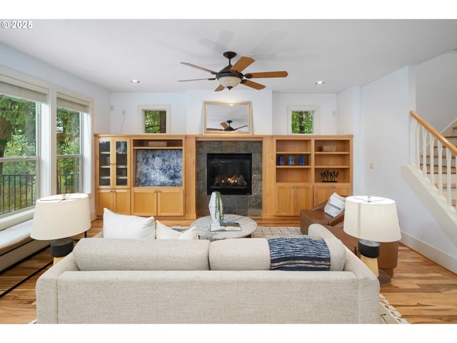 3017 Sw FAIRVIEW Blvd, Portland, OR 97205