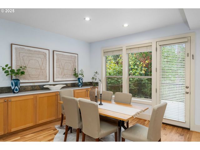 3017 Sw FAIRVIEW Blvd, Portland, OR 97205