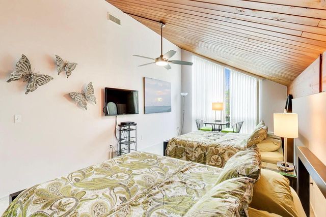 99 Saint Andrews TRAIL, Fontana, WI 53125